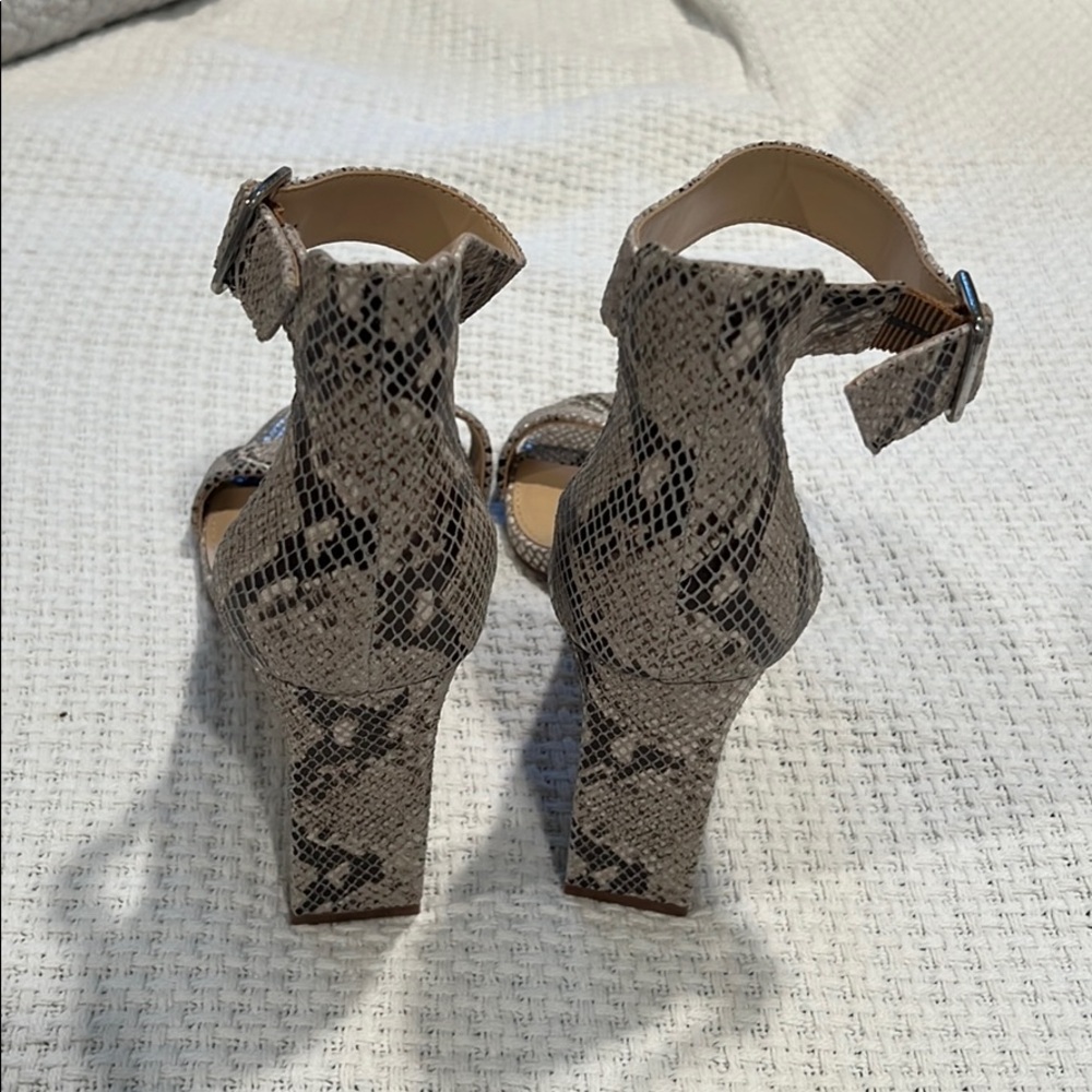 Vince Camuto snakeskin heel - Picture 2 of 5